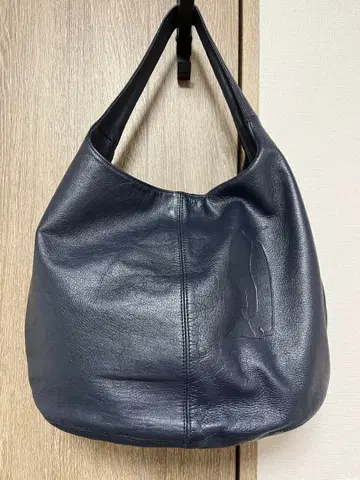 이아파피요네 천연 가죽 에그 백 (L) 다크 네이비 펭귄