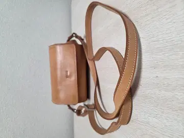 AREE 가죽 숄더백 몇 년 전에 구매하여 색이 잘 들었습니다