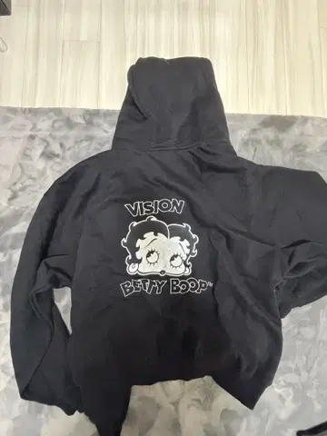 VISION 베티 부프 지퍼 후드티 블랙