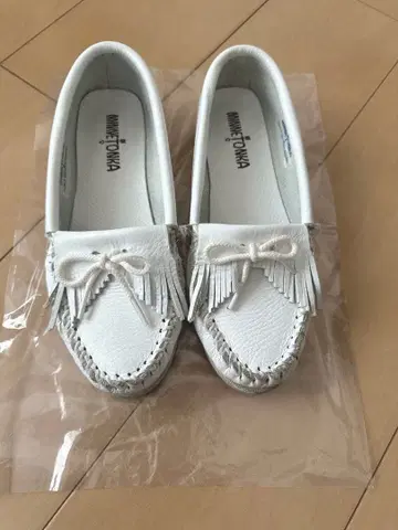 미네통카 화이트 모카신 신발 6.5
