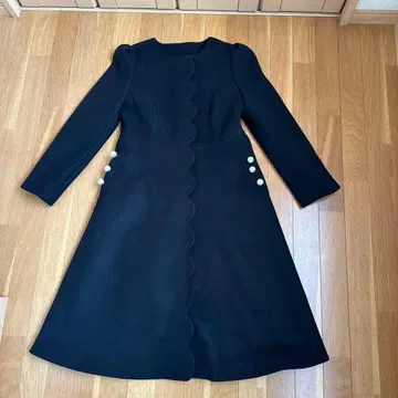 프리마셰렐 프론트 스캘럽 펄 장식 코트 블랙