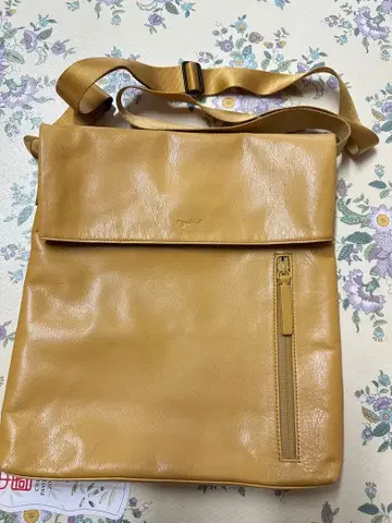 agnes b. 천연 가죽 숄더 백