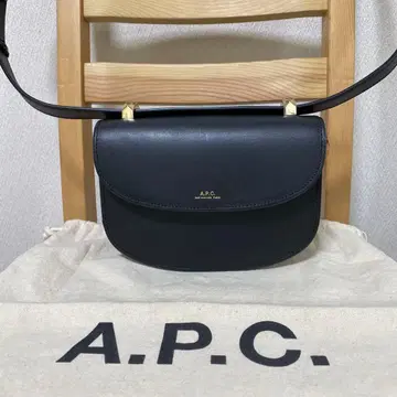 A.P.C. 블랙 가죽 숄더 미니백