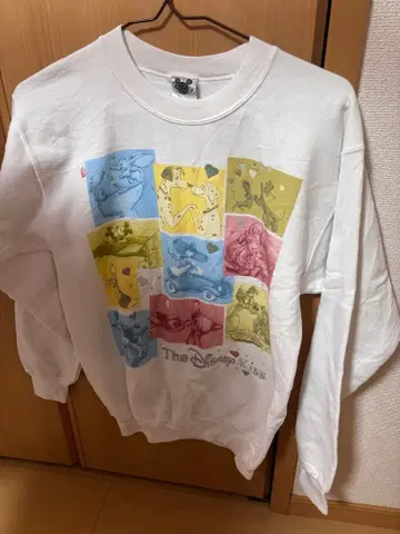 Disney kiss M 사이즈 맨투맨