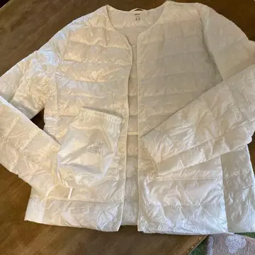 유니클로 울트라 라이트 다운 L 사이즈 여성용 화이트