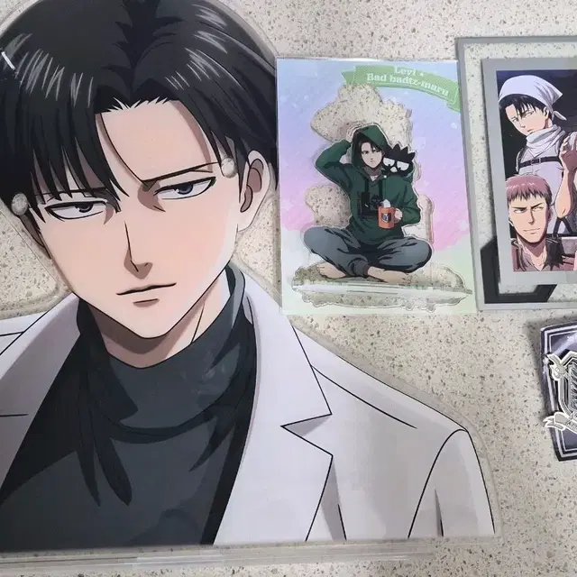 진격거뱃지,진격의거인 리바이 안경걸이 아크릴 스탠드 굿즈 진격의거인 뱃지