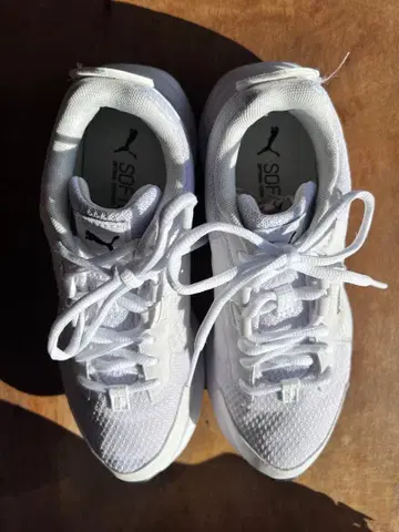 PUMA 소프트폼 화이트 스니커즈