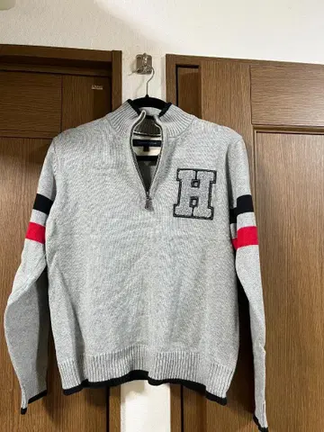 타미힐피거 그레이 H 자수 하이넥 스웨터