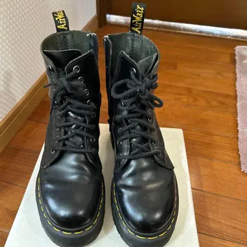 닥터마틴 JADON 8홀 부츠 23cm 새상품급입니다.