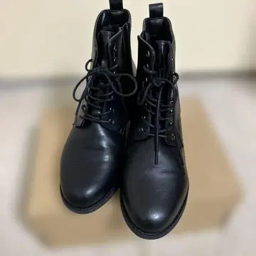 블랙 레이스업 부츠