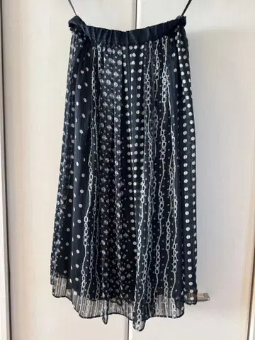 다크 네이비 도트 무늬 플레어 스커트