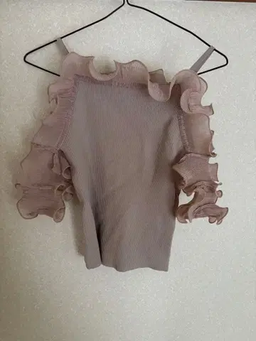 프릴 달린 슬리브리스 상의 핑크 스나이델