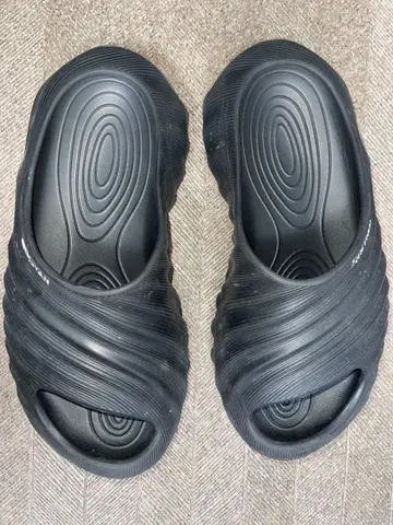 블랙 스트라이프 디자인 샌들