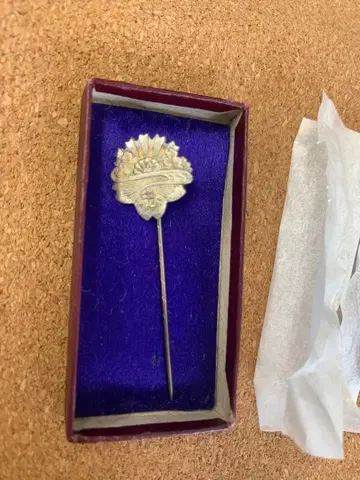 꽃 모티브 넥타이핀 오리지널 박스 포함