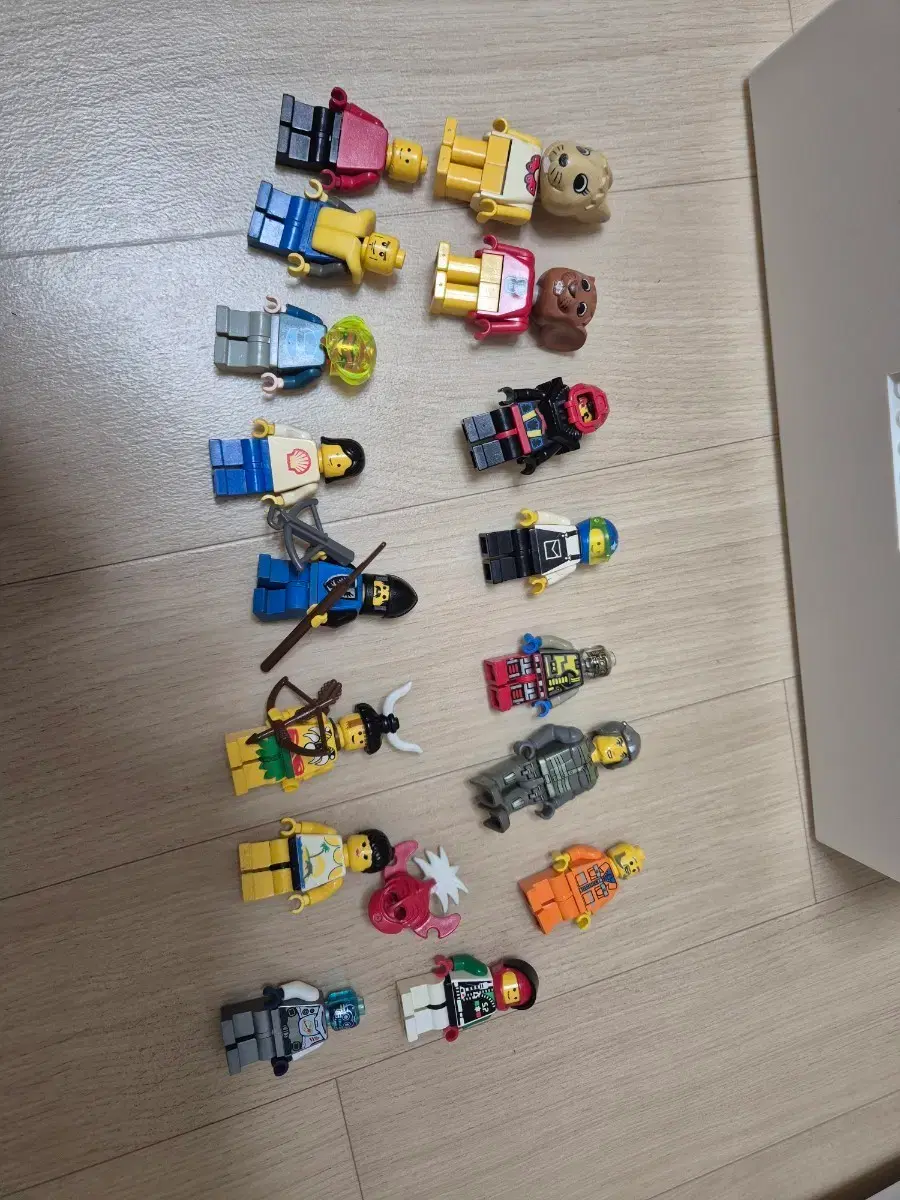 Selling 16 Old Lego figures!
