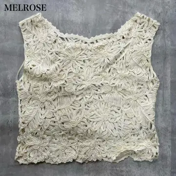 멜로즈 [ L ] 슬리브리스 상의 숏 기장 꽃 모티브 레이스 시스루 니트