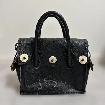 블랙 가죽 엠보싱 핸드백