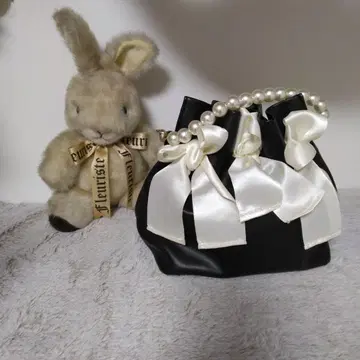 리본 포함 펄 핸들 블랙 핸드백