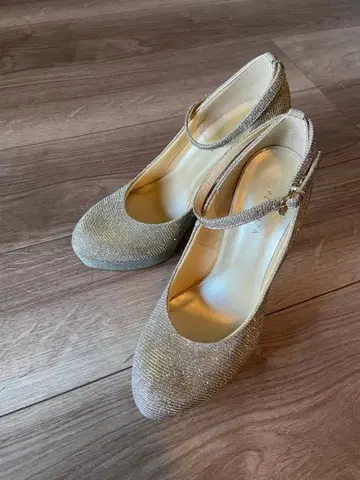 골드 라메 앵클 스트랩 펌프스