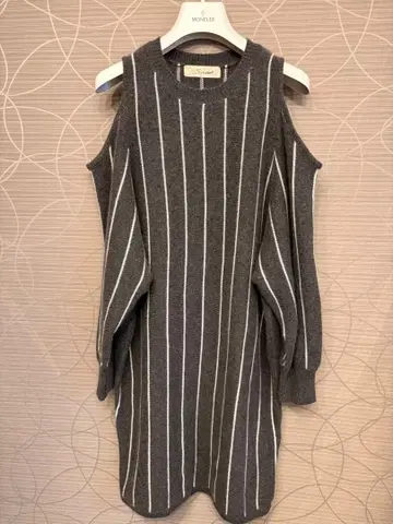 새상품급 스나이델 오픈 숄더 니트 원피스