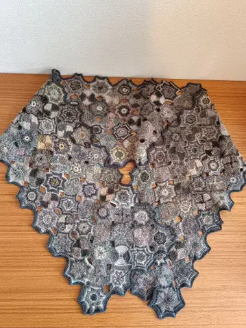 소피 디걸 옷깃 미니숄 자수 새상품급