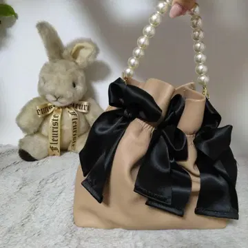 엠즈 클레이지 베이지 리본 펄 장식 핸드백