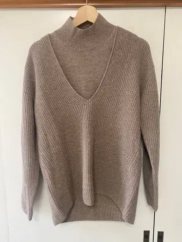 베이지 V넥 터틀 니트 긴팔