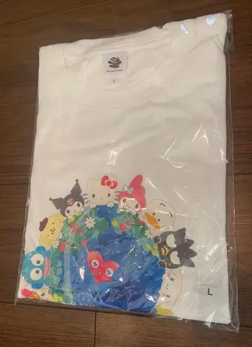 새상품 L 사이즈 화이트 산리오 뚱랑이 T셔츠 EXPO2027