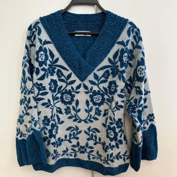 Lily Brown 꽃무늬 V넥 니트 스웨터