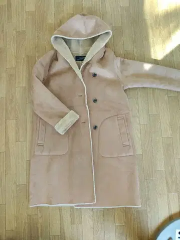 후드 부착 베이지 무스탕 코트