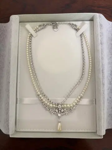 STRAWBERRY FIELD 펄 크리스탈 목걸이