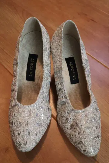LA FORET 비쥬 장식 실버 펌프스