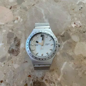 스와치 IRONY 알루미늄 데이데이트