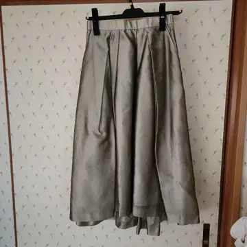 올리브 그린 BRAHMIN 베이지 비대칭 플레어 스커트 무릎 기장