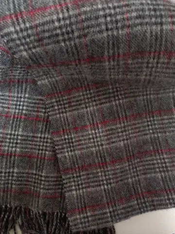 그레이 계열 체크 머플러