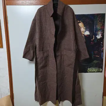 브라운 계열 체크 무늬 롱 코트