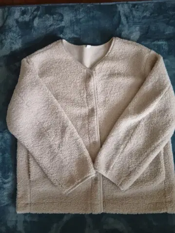 보아 소재 크림색 자켓