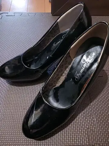 Feminine Live 블랙 하이힐 중고품