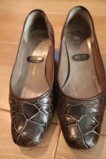 소콜론 브라운 가죽 플랫 펌프스