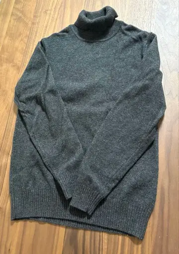UNIQLO 램스울 100% 다크 그레이 터틀넥 스웨터 M 사이즈
