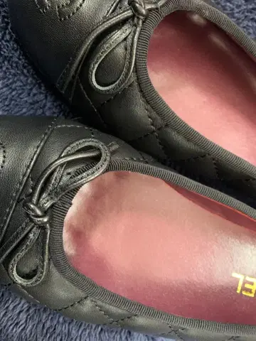 블랙 퀼팅 플랫슈즈 리본 포함