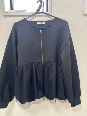 블랙 프릴 밑단 캐주얼 자켓