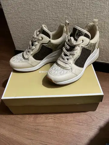 MICHAEL KORS 아이보리 스니커즈