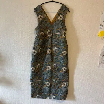 꽃무늬 슬리브리스 무릎 기장 원피스