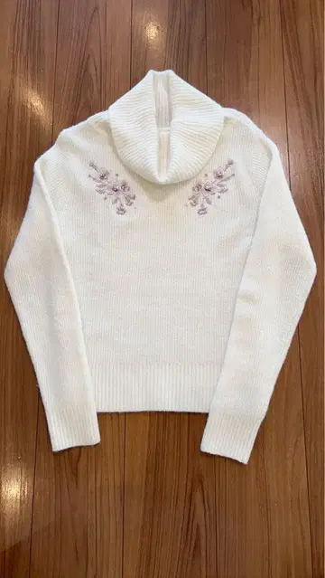 레스 빠세 화이트 스웨터