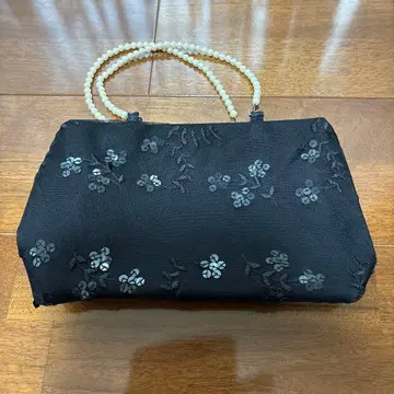 블랙 꽃무늬 자수 클러치백