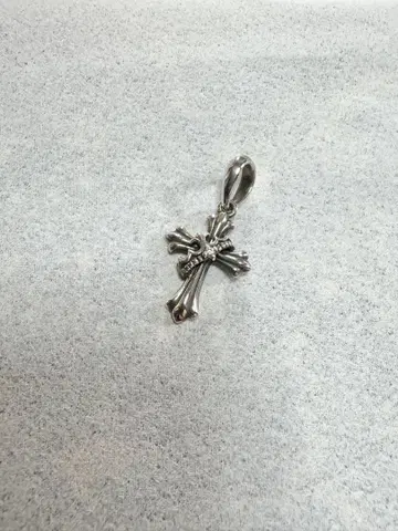 저스틴 데이비스 크로스 펜던트