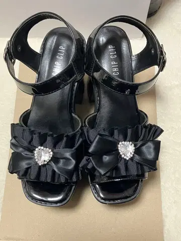 CHIP CLIP 블랙 리본 비쥬 샌들 통굽 샌들