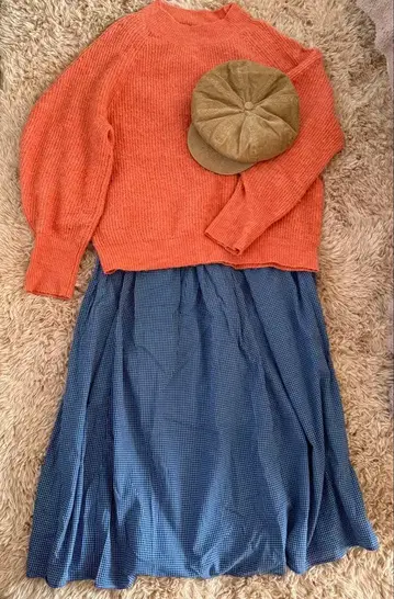 오렌지 니트와 체크 무늬 스커트 세트