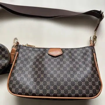 브라운 숄더백 합성 피혁 로고 패턴